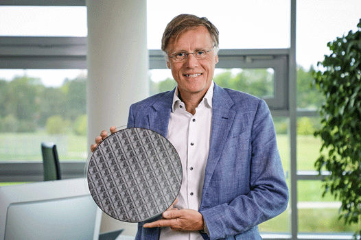 図1 InfineonのCEO、Jochen Hanebeck氏が手にする300mmのGaNウェーハ